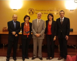 De Izquierda a derecha: D. Arturo Todolí tras la obtención del grado de Doctor; la Dra. Armenta Deu, el Dr. Bonet, la Dra. Fuentes Soriano y el Dr. Martín Pastor, director de la tesis doctoral.